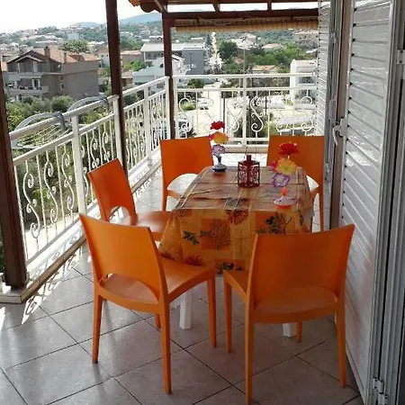 House Dilena Tsimtsiri *