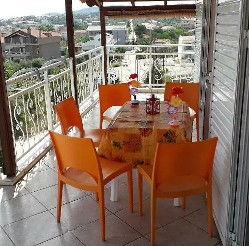 House Dilena Tsimtsiri *